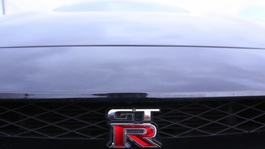 Nissan GTR noir logo calandre