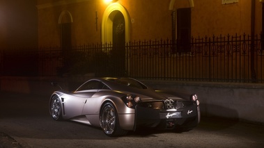 Pagani Huayra - Grise - 3/4 arrière gauche, de nuit