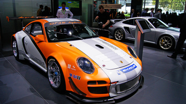 Mondial de l'Automobile Paris 2010 - Porsche 997 GT3 R Hybrid blanc/orange 3/4 avant droit