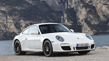 Porsche 911 Carrera GTS - blanc - 3/4 avant droit