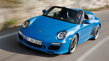 Porsche 911 Speedster - bleue - 3/4 avant gauche, penché, en mouvement