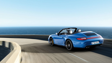 Porsche 997 Carrera 4 GTS - Cabriolet bleu - 3/4 arrière gauche, dynamique