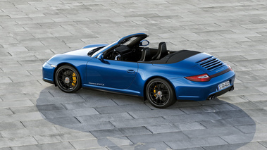Porsche 997 Carrera 4 GTS - Cabriolet bleu - 3/4 arrière gauche