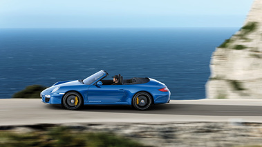 Porsche 997 Carrera 4 GTS - Cabriolet bleu - profil, dynamique