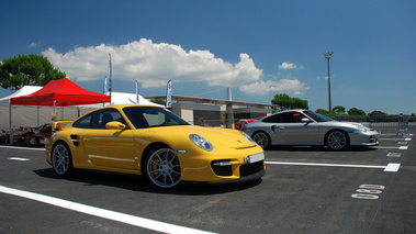 Porsche 997 GT2 jaune 3/4 avant droit & 996 GT2 gris profil