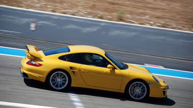 Porsche 997 GT2 jaune filé penché