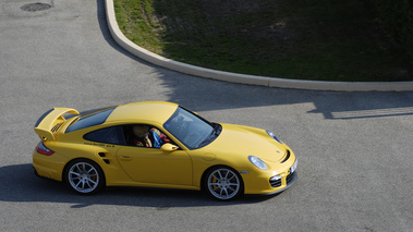 Porsche 997 GT2 jaune profil vue de haut