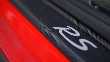 Porsche 997 GT2 RS rouge logo pas de porte