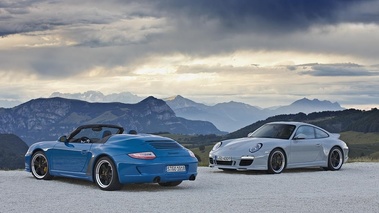 Porsche 997 Speedster bleu 3/4 arrière gauche & 997 Sport Classic gris 3/4 avant gauche
