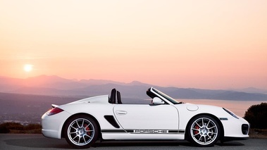 Porsche Boxster Spyder - blanc - profil droit, ouvert
