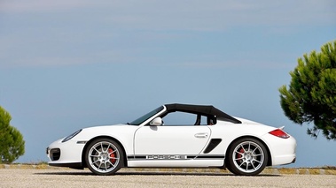 Porsche Boxster Spyder - blanc - profil gauche, fermé