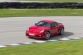 Porsche Cayman R rouge 3/4 avant gauche filé vue de haut