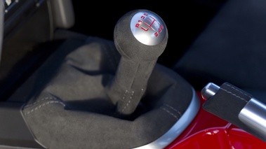 Porsche Cayman R rouge levier de vitesses