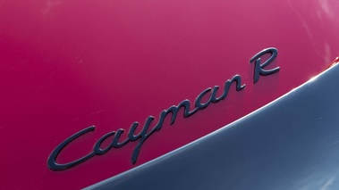 Porsche Cayman R rouge logo coffre