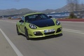 Porsche Cayman R vert 3/4 avant droit travelling penché