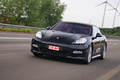 Porsche Panamera Turbo noir Courtrai 3/4 avant gauche travelling