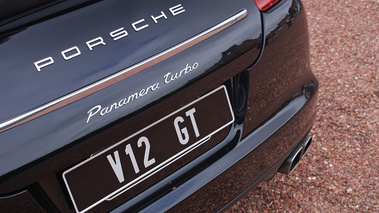 Porsche Panamera Turbo noir Courtrai logo + V12GT