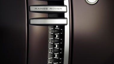 Range Rover Autobiography Ultimate Edition marron aération debout