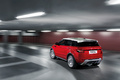 Range Rover Evoque 5 portes - rouge - 3/4 arrière gauche, dynamique