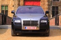 Rolls Royce Ghost grise face avant.