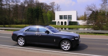 Rolls Royce Ghost grise profil.