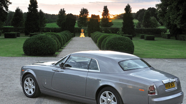 Rolls Royce Phantom Coupe gris 3/4 arrière gauche debout