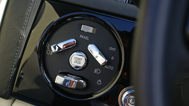 Rolls Royce Phantom Drophead Coupe noir boutons