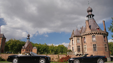Rolls Royce Phantom Drophead Coupe noir & Jaguar XKR Cabriolet profil