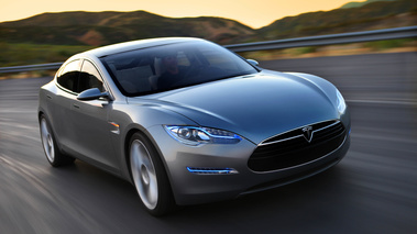 Tesla Model S antrahcite 3/4 avant droit travelling penché