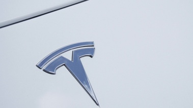 Tesla Roadster Sport blanc logo capot 2