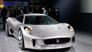 Mondial de l'Automobile Paris 2010 - Jaguar C-X75 gris 3/4 avant droit