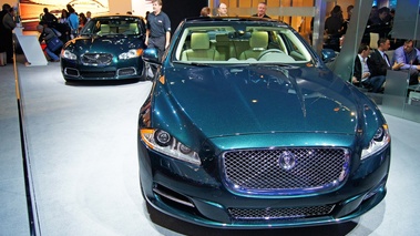 Mondial de l'Automobile Paris 2010 - Jaguar XJ vert & XF-R vert face avant