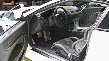 Mondial de l'Automobile Paris 2010 - Maserati GranTurismo S MC Stradale blanc intérieur