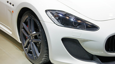 Mondial de l'Automobile Paris 2010 - Maserati GranTurismo S MC Stradale blanc phare avant