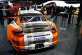 Mondial de l'Automobile Paris 2010 - Porsche 997 GT3 R Hybrid orange/blanc face arrière