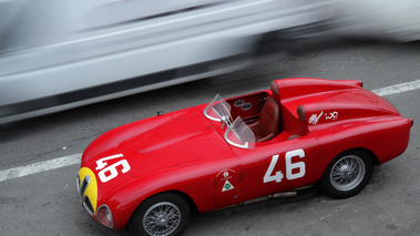 Alfa Romeo rouge 3/4 avant gauche penché vue de haut