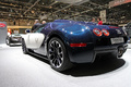Salon de Genève 2010 - Bugatti Veyron Grand Sport bleu/blanc 3/4 arrière gauche 2