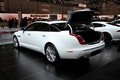 Salon de Genève 2010 - Jaguar XJ blanc 3/4 arrière gauche coffre ouvert