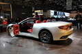 Salon de Genève 2010 - Maserati GranCabrio blanc 3/4 arrière gauche porte ouverte