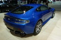 Aston Martin V8 Vantage S bleu 3/4 arrière droit
