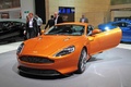 Aston Martin Virage orange 3/4 avant gauche porte ouverte