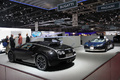 Bugatti Veyron Super Sport carbone/noir mate 3/4 arrière gauche & Grand Spor carbone bleu 3/4 avant gauche