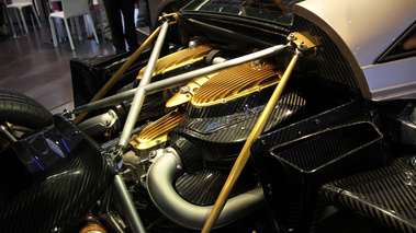 Pagani Huayra beige moteur