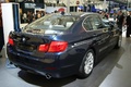 BMW Série 5 hybride bleu 3/4 arrière droit