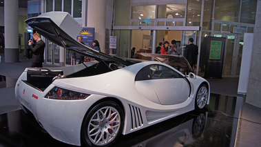 Top Marques Monaco 2010 - Spano GTA blanc 3/4 arrière droit capot moteur ouvert