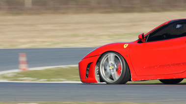 Ferrari F430 Spider rouge profil filé coupé