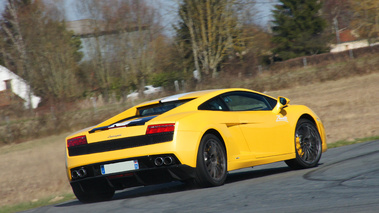 Lamborghini Gallardo LP550-2 Valentino Balboni jaune 3/4 arrière droit penché