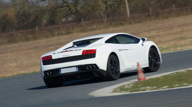 Lamborghini Gallardo LP560-4 blanc 3/4 arrière droit penché