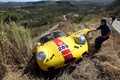 Porsche 356 sortie de piste, jaune+rouge, face  