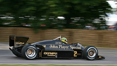 McLaren JPS, noire et or, latéral droit